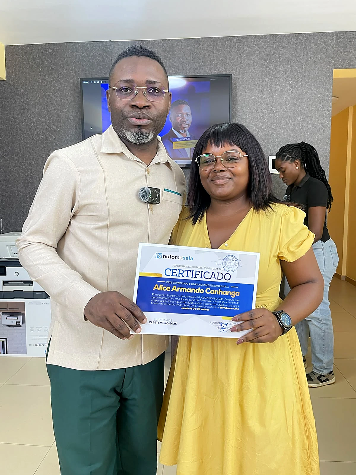 Formanda a receber o seu certificado na Nutomasala